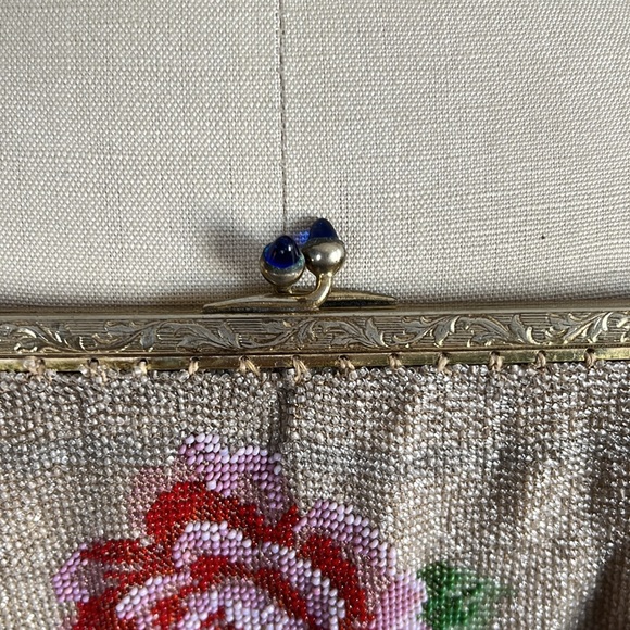 Vintage microbeaded purse with rose detail. - Picture 2 of 6